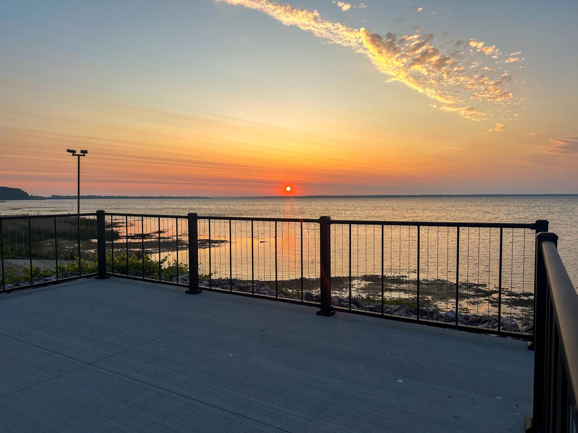 Hotel Terrace Bay - Lakefront