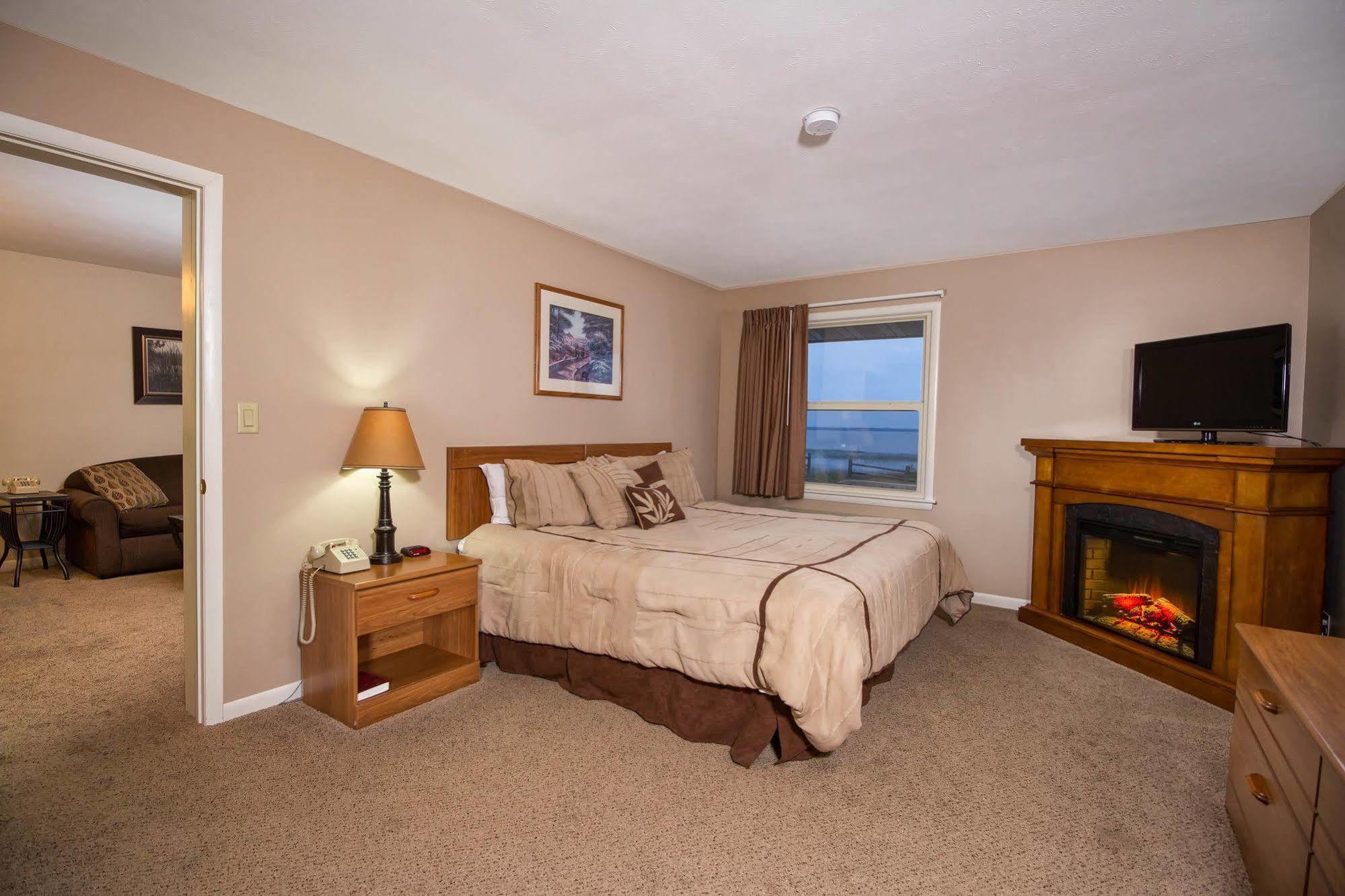 Terrace Bay - Lakefront